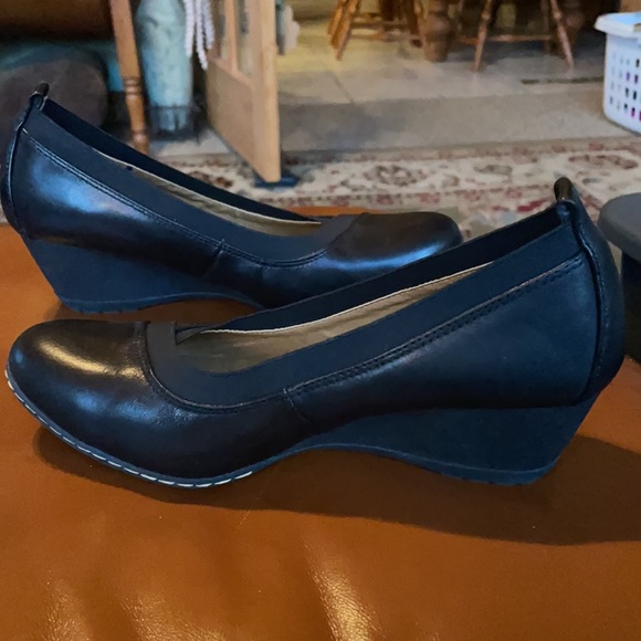 Sofft Women’s Leather Wedge Slip On Shoes - Picture 2 of 8